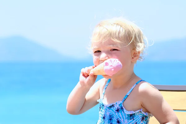 Klein meisje dat ijs eet — Stockfoto