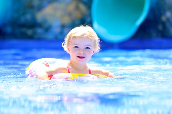 Little girl swimming in water park — Stok fotoğraf