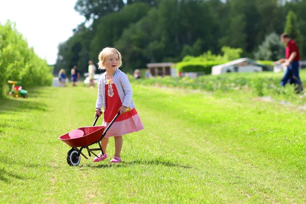 Kind läuft mit Schubkarre — Stockfoto