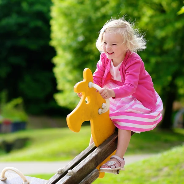 Lilla flickan har roligt på lekplatsen — Stockfoto