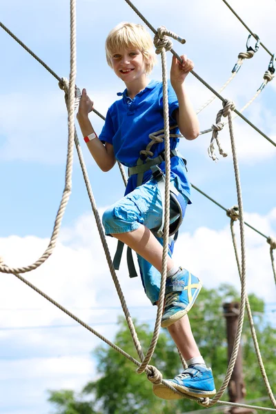 Boy climbing in adventure park — Stock Photo, Image
