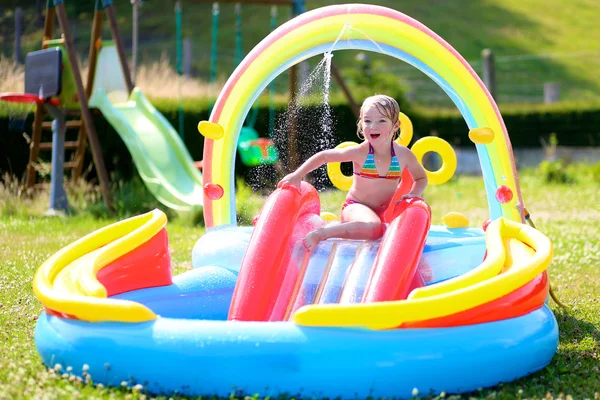 Ребенок играет в бассейне — стоковое фото