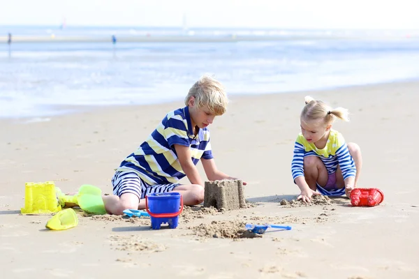 Niños jugando en la playa de arena — Foto de Stock