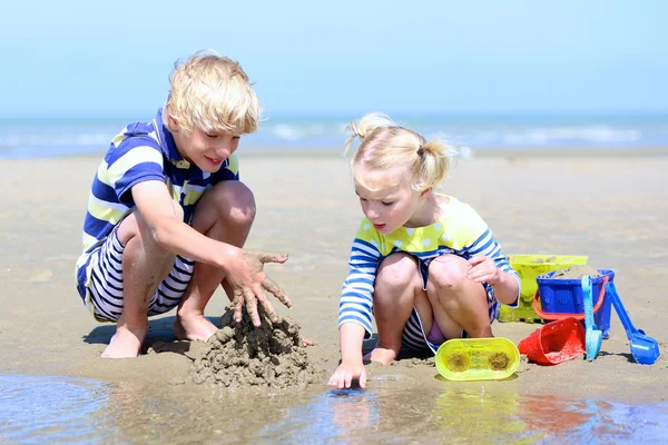Дети играют на песчаном пляже — стоковое фото