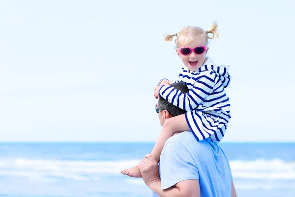 Padre e hija disfrutando el día juntos en la playa — Foto de Stock