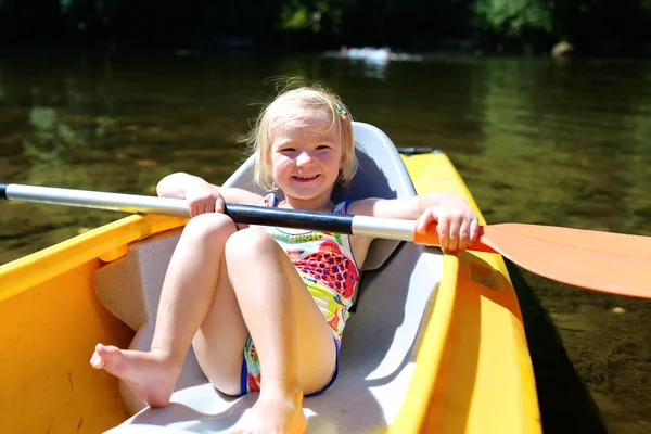 Aktives kleines Mädchen beim Kajakfahren auf dem Fluss — Stockfoto