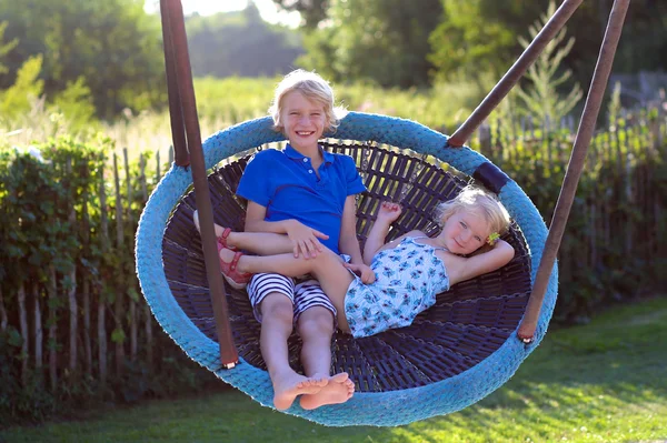 Bruder und Schwester haben Spaß auf Spielplatz — Stockfoto