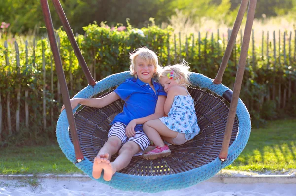 Hermano y hermana divirtiéndose en el patio — Foto de Stock