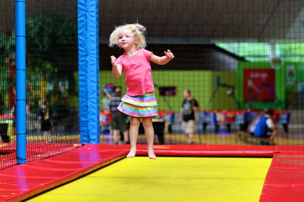 アクティブな女の子をトランポリンでジャンプ — ストック写真