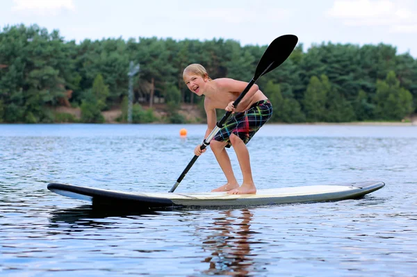 Pojken att lära sig att paddla — Stockfoto