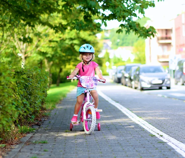 Småbarn flicka rida med sin cykel — Stockfoto