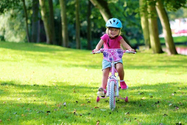 Niña pequeña montando con su bicicleta — Foto de Stock