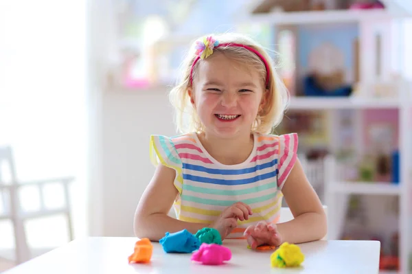 Feliz niña preescolar jugando con plastilina —  Fotos de Stock