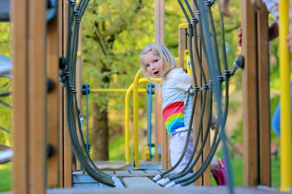 Ragazzina divertirsi al parco giochi — Foto Stock