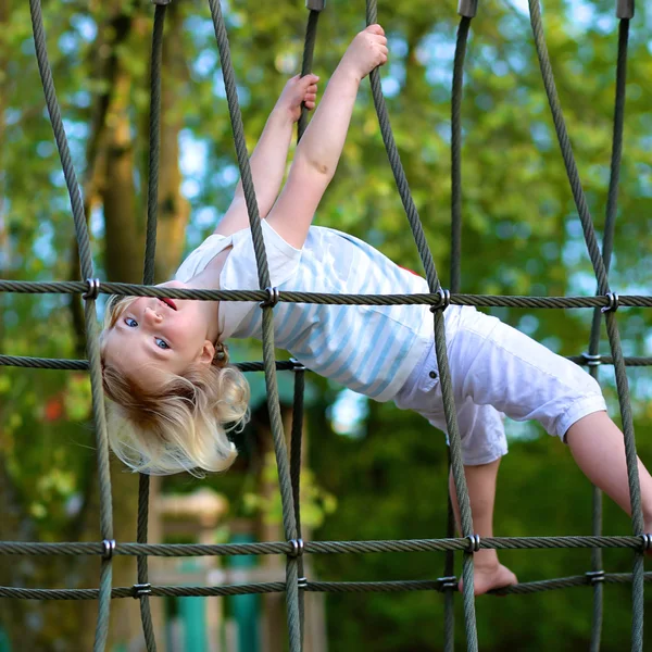 Lilla flickan har roligt på lekplatsen — Stockfoto