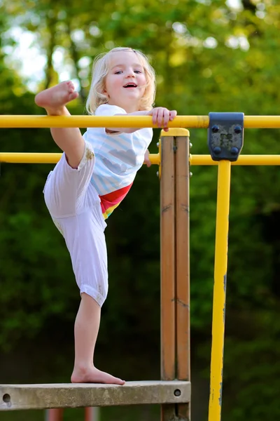 Lilla flickan har roligt på lekplatsen — Stockfoto