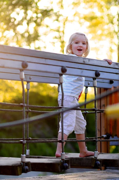 Petite fille s'amuser à l'aire de jeux — Photo