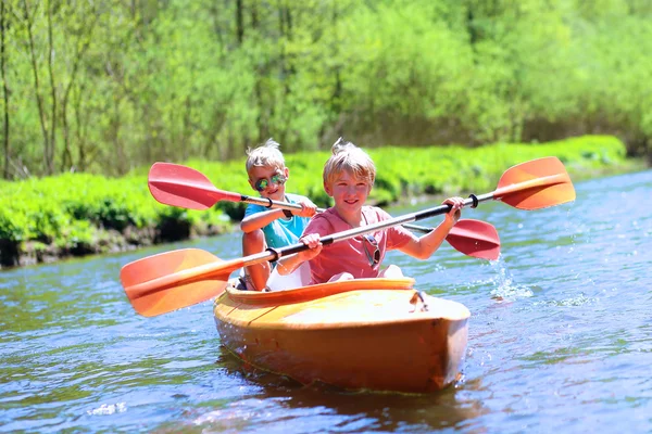 Zwei Jungen zelten und paddeln auf dem Fluss — Stockfoto