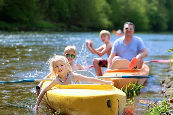 Aile nehirde kayak yapıyor. — Stok fotoğraf