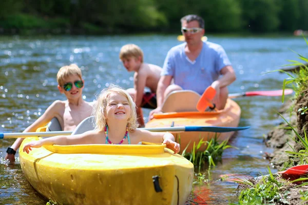 Familie kajakken op de rivier — Stockfoto