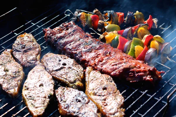 Carne e produtos hortícolas variados — Fotografia de Stock
