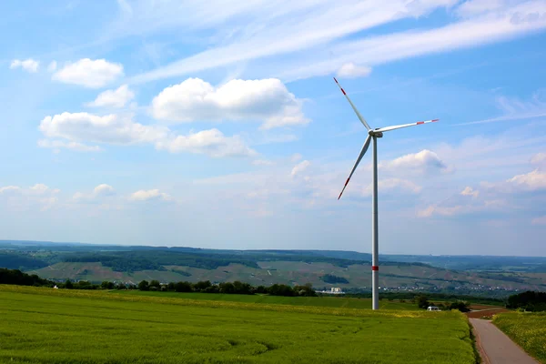 Wind turbine in the middle of the field — Stock Photo, Image