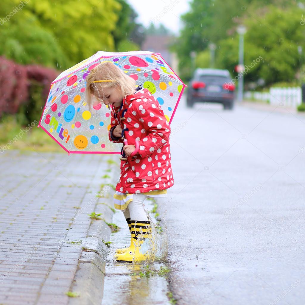 Bonne Petite Fille S Amuser Sous La Pluie Image Libre De Droit Par Cromary C Bonne Petite Fille S Amuser Sous La Pluie Image Libre De Droit Par Cromary C