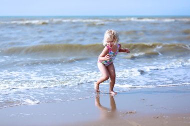 Yaz günü sahilde zevk mutlu yürümeye başlayan çocuk kız