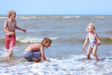 Denize sıçrayan mutlu çocuklar