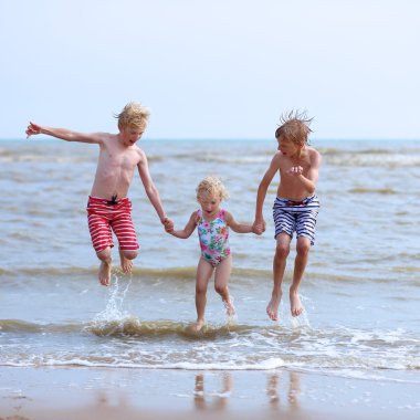 Denize sıçrayan mutlu çocuklar