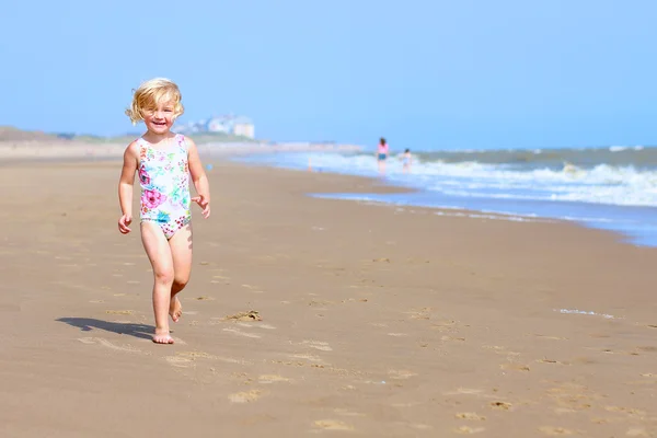 Gelukkig peuter meisje genieten van zomerdag op het strand — Stockfoto