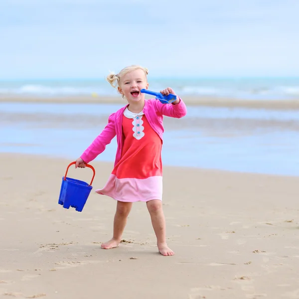 Gelukkig peuter meisje genieten van zomerdag op het strand — Stockfoto