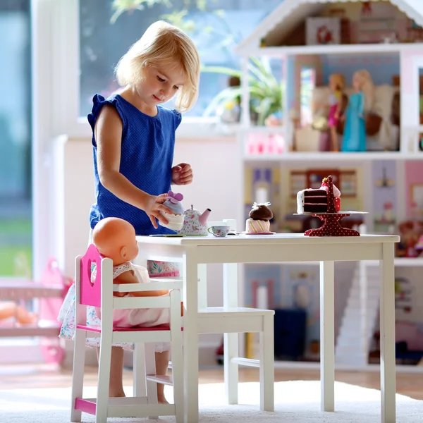 Niña jugando al té con muñecas — Foto de Stock