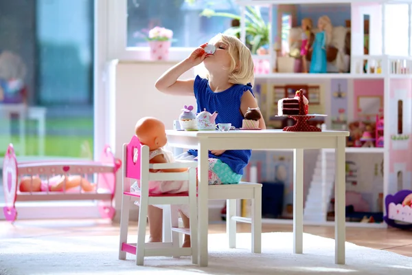 Meisje met thee partij met poppen spelen — Stockfoto