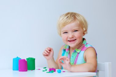 Bileşik hamuru ile oynarken mutlu okul öncesi