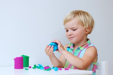 Bileşik hamuru ile oynarken mutlu okul öncesi