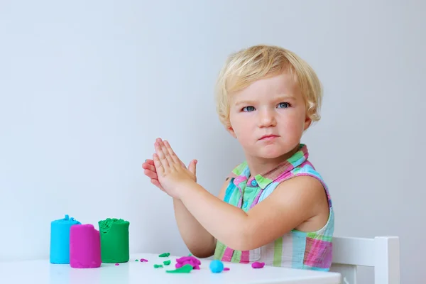 Felice bambino in età prescolare giocando con pasta composta — Foto Stock