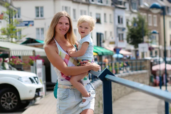 Madre e figlia all'aperto in città — Foto Stock