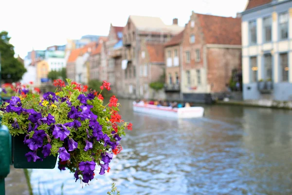 Vackra graslei längs floden i belgiska medeltida staden Gent — Stockfoto