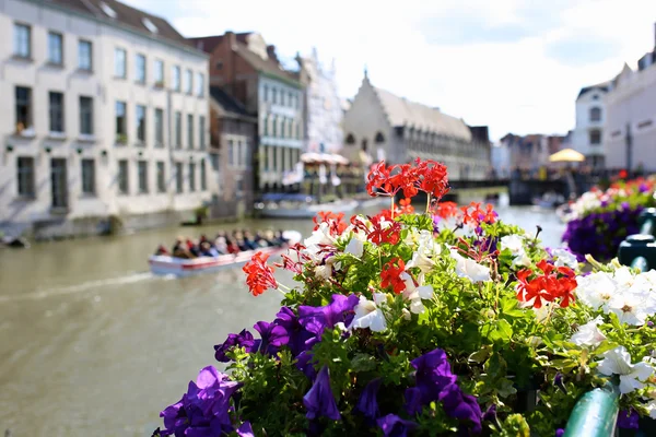 Krásný graslei podél řeky v belgických středověké město Gent — Stock fotografie