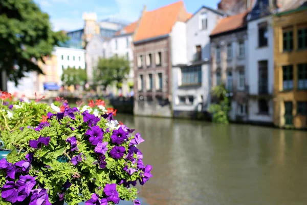 Mooie graslei langs de rivier in de Belgische middeleeuwse stad Gent — Stockfoto