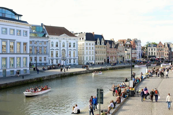 Krásný graslei podél řeky v belgických středověké město Gent — Stock fotografie