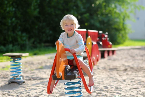 Felice bambino in età prescolare divertirsi al parco giochi — Foto Stock