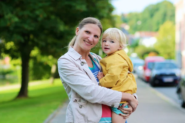 Mother and daughter outdoors in the city — Stock Photo, Image