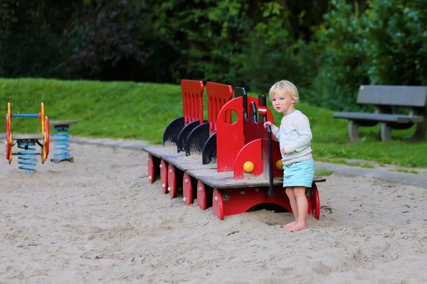 Felice bambino in età prescolare divertirsi al parco giochi — Foto Stock