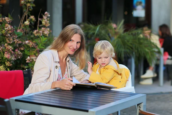 Moeder en dochter in openlucht café — Stockfoto