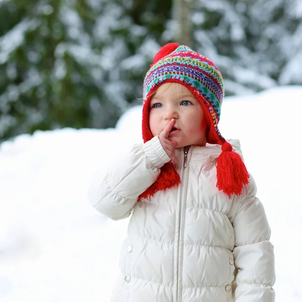 Adorável menina criança jogando no parque nevado — Fotografia de Stock