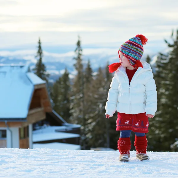 雪に覆われた公園で遊んでいる愛らしい幼児の女の子 — ストック写真