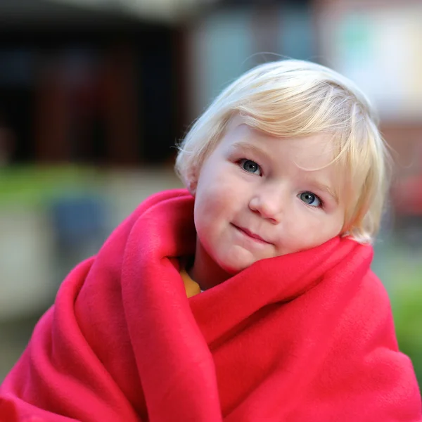 Portret van grappig meisje buitenshuis — Stockfoto