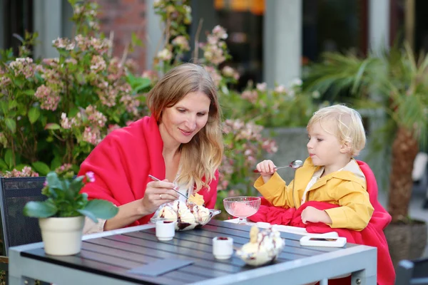 Moeder en dochter in openlucht café — Stockfoto